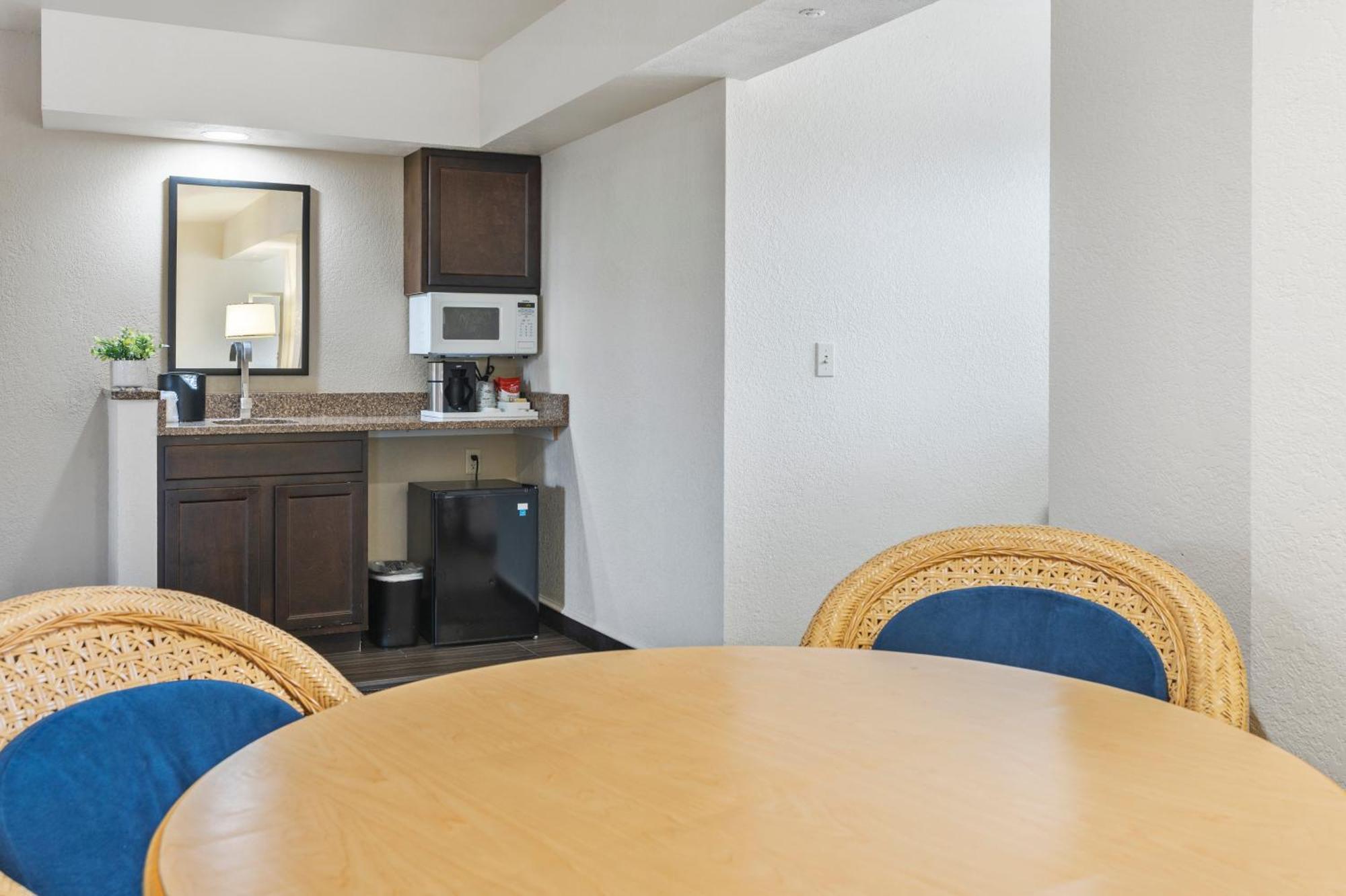 Cherry Tree Inn & Suites مدينة ترافيرز المظهر الخارجي الصورة