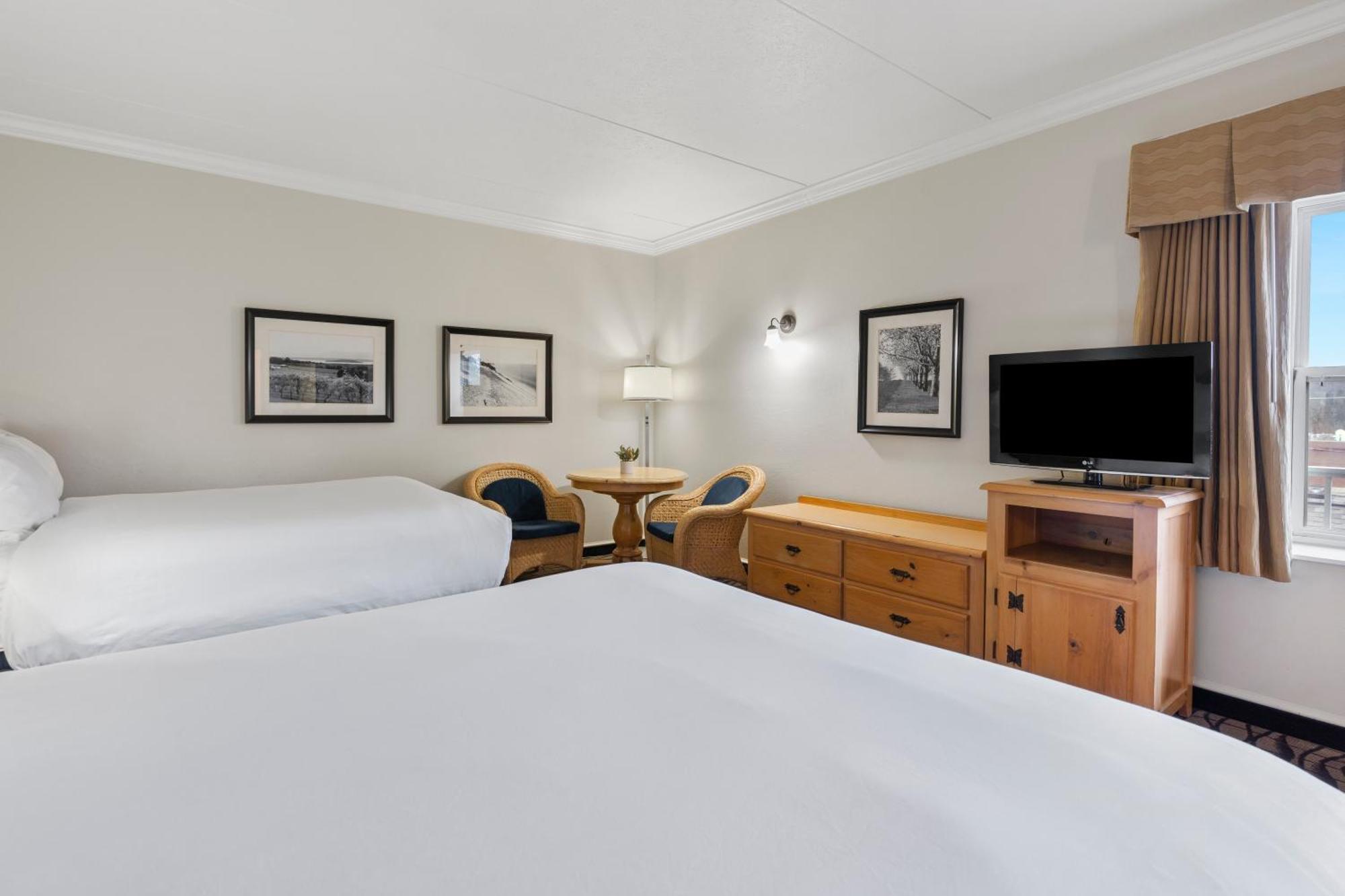 Cherry Tree Inn & Suites مدينة ترافيرز المظهر الخارجي الصورة