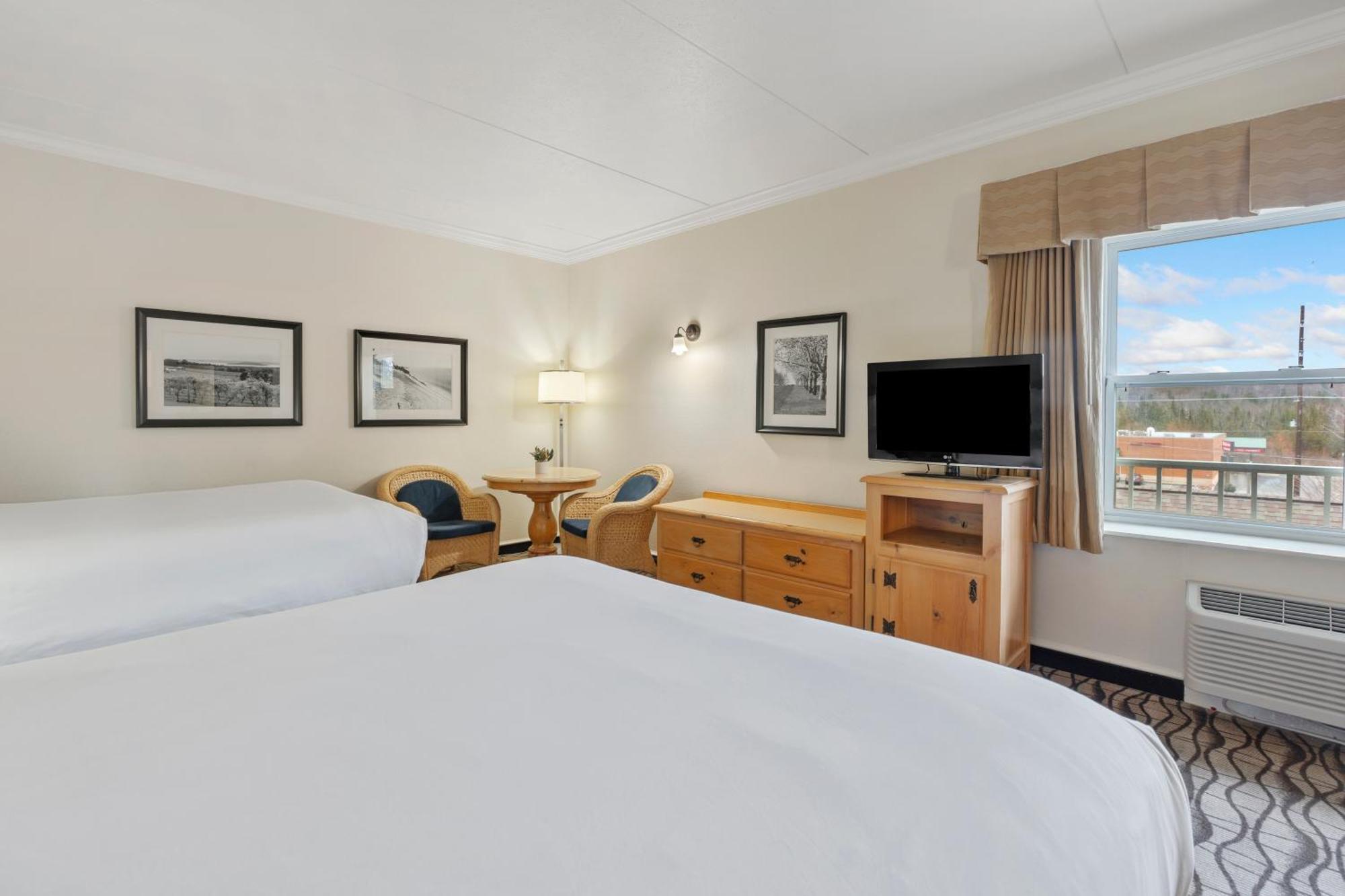 Cherry Tree Inn & Suites مدينة ترافيرز المظهر الخارجي الصورة
