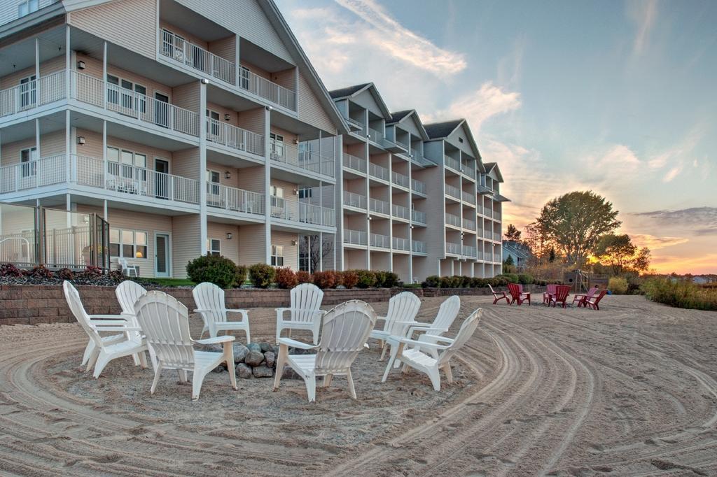 Cherry Tree Inn & Suites مدينة ترافيرز المظهر الخارجي الصورة